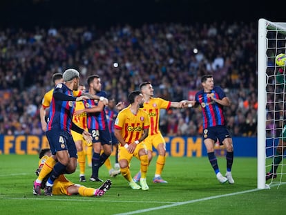 Paulo Gazzaniga salva sobre la línea de gol el remate de Ronald Araujo durante el partido entre el Barcelona y el Girona, en el Camp Nou este lunes.