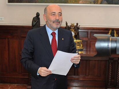 El alcalde de A Coruña, Javier losada, anuncia su dimisión en el Ayuntamiento tras conocer los resultados electorales.