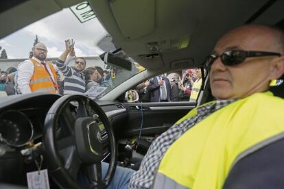 Un taxista en el interior de su vehículo durante la manifestación de taxistas frente al Ministerio de Fomento de Madrid.