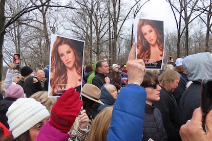 Flores, carteles, fotografías, cientos de ramos... Los fans que han acudido a Graceland han honrado la memoria de Lisa Marie Presley con cientos de recuerdos.