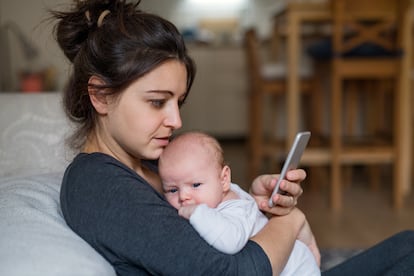 Muchas madres sienten que si ellas no están para cuidar y nutrir emocionalmente a sus hijos, no hay nadie más. 