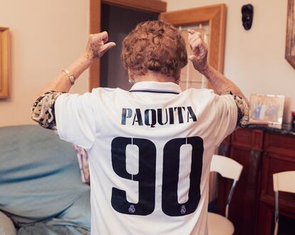 Paquita Bernal, con la camiseta que le regaló Rodrygo Goes.