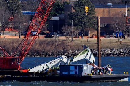 Una grúa retira restos del accidente en el río Potomac, en Washington.