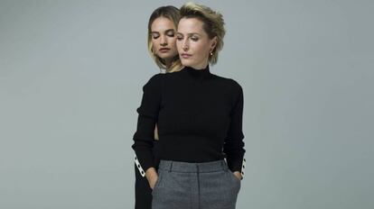 Gillian Anderson y Lily James, en una imagen promocional de 'Eva al desnudo'.