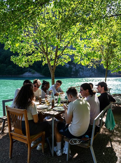 Turistas belgas comen junto al embalse de Shkopet.
