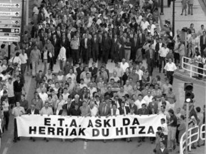 Manifestación en Zumaia en repulsa del asesinato de José María Korta en 2002.