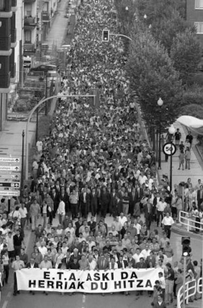 Manifestación en Zumaia en repulsa del asesinato de José María Korta en 2002.