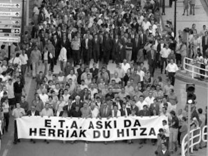 Manifestación en Zumaia en repulsa del asesinato de José María Korta en 2002.