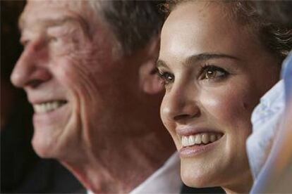 Natalie Portman y John Hurt, ayer en Berlín.