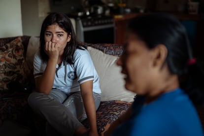 Nicole Vega llora al escucha a su madre hablar sobre su hermano, Javier, quien falleció tras recibir cuatro disparos en la espalda por parte de un militar en Guayaquil.
