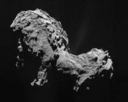 El cometa 67P/Churyumov–Gerasimenko, fotografiado por la Misión Rosetta el 19 de septiembre de 2014. El objetivo original de Rosetta era el 46P/Wirtanen, pero la ESA superó el plazo para lanzarla a tiempo.