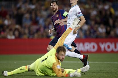 El delantero argentino del Barcelona Lionel Messi bate al portero para anotar el cuarto gol para su equipo.