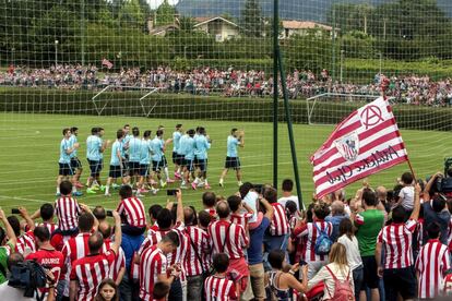 Cientos de aficionados se han acercado hoy a Lezama