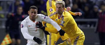 Depay, durante un partido con Holanda ante Kazajistán.