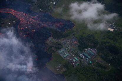 Vista aérea de la lava mientras se acerca a las instalaciones de Puna Geothermal Venture tras la erupción de una nueva fisura en Leilina Estates. Las autoridades han ordenado la inmediata evacuación de la zona. La lava del volcán Kilauea ha destruido además al menos 47 viviendas así como otras estructuras en el distrito de Puna.