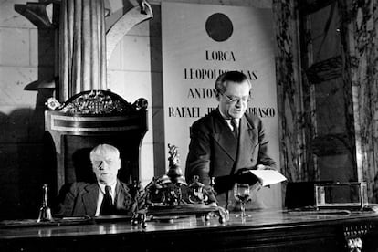 El escritor Tristan Tzara en un momento de su discurso al Congreso junto con el presidente de la sesión, el también francés Julien Benda, en el Ayuntamiento de Valencia el 4 de julio de 1937.