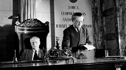 El escritor Tristan Tzara, en un momento de su discurso durante el congreso antifascista celebrado en Valencia en 1937, junto con el presidente de la sesión, Julien Benda.