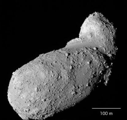 Fotografía del asteroide Itokawa tomada de cerca por la sonda <i>Hayebusa</i> en octubre de 2005.