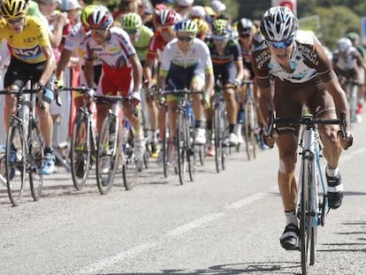 El ataque de Vuillermoz, a la derecha, al que Froome, el primero del pelotón, no puede responder.