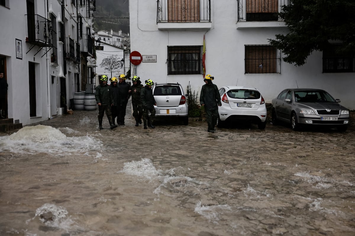 Grazalema ante su desalojo total: un acuífero “colmatado”, agua manando de las paredes y un extraño crujido en el suelo