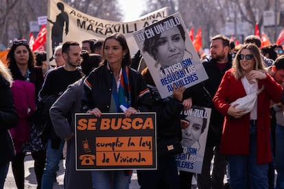 La portavoz del PSOE en el Ayuntamiento de Madrid, Reyes Maroto, durante la protesta. 