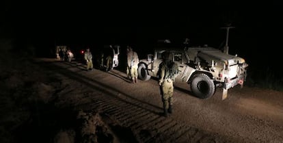 Soldados israelíes patrullan en la frontera con Siria cerca de la Majdal Shams, en los Altos del Golán.