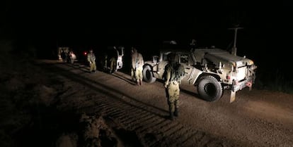 Soldados israel&iacute;es patrullan en la frontera con Siria cerca de la Majdal Shams, en los Altos del Gol&aacute;n.