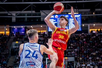 El escolta de Espa?a Mario Saint-Supery (d) lanza a canasta durante el partido ante Eslovaquia el pasado viernes en Bratislava.