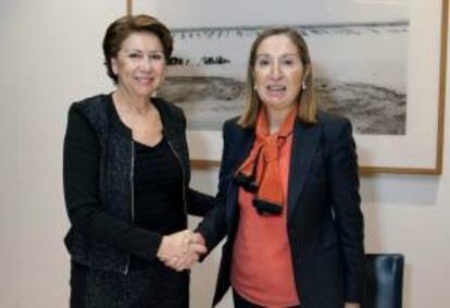 Fotografía facilitada por el Banco Europeo de Inversiones de la vicepresidenta de la entidad, Magdalena Álvarez (i), y la ministra de Fomento de España, Ana Pastor, durante la firma del contrato por el que el BEI ha concedido a España un préstamo de 465 millones de euros para inversiones en mejoras de la seguridad vial y rehabilitación de las carreteras de la red nacional.