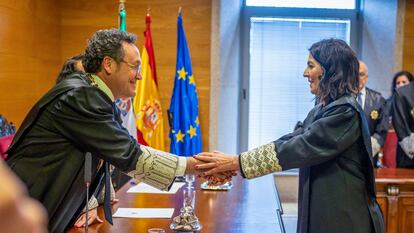 El fiscal general del Estado, Álvaro García Ortiz (izquierda) durante el acto de toma de posesión de Olga Suarez Herranz (derecha) como fiscal jefe de la Fiscalía Provincial de Cáceres, el 3 de marzo.