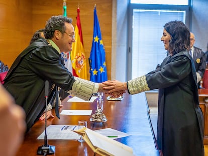 El fiscal general del Estado, Álvaro García Ortiz (izquierda) durante el acto de toma de posesión de Olga Suarez Herranz (derecha) como fiscal jefe de la Fiscalía Provincial de Cáceres, el 3 de marzo.