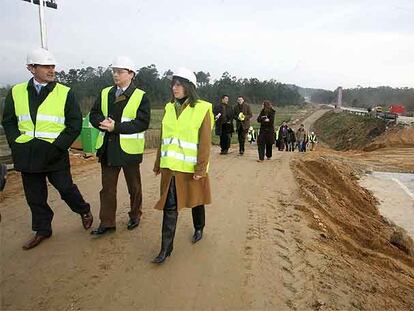 María José Caride ayer en su visita a las obras de reparación de la Vía del Salnés.