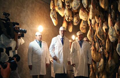 Mariano Rajoy visita la fábrica de embutidos y jamones Montesierra de la localidad gaditana de Jerez de la Frontera.