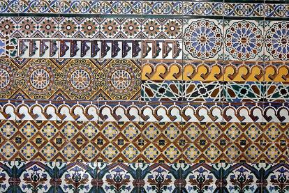 Pared cubierta con azulejos encontrados en distintos lugares del palacio.