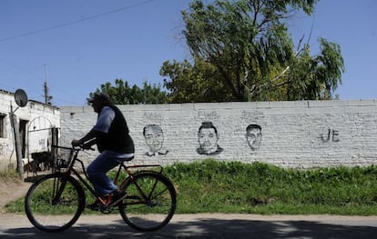 Mural en Rosario en recuerdo de Adrián, Claudio y Jeremías, asesinados el 1 de enero al ser confundidos con traficantes de droga.