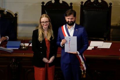 Gabriel Boric y Beatriz Hevia en la ceremonia de entrega de la propuesta de nueva Constitución en Chile