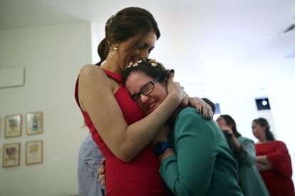 Gema chora de emoção ao final do desfile. Ao final do desfile, todos se os participantes se uniram para receber o reconhecimento por parte dos espectadores e terminaram dançando todos juntos no que se converteu em "uma espécie de festa".