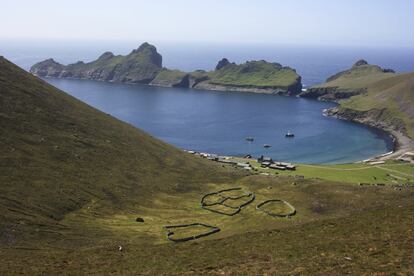 Se trata de uno de los paraísos más fascinantes de Europa. Algo aislada y de difícil acceso, como tantas regiones de Escocia, se encuentra en las Islas Hébridas. El pueblo abandonado de Saint Kilda (en la foto), en la isla de Hirta, forma una media luna con fachadas ennegrecidas. Pero albergó vida y oficios, como indican los restos prehistóricos que se han encontrado a en el correr del tiempo. Al visitante no deberá extrañarle cruzarse de tanto en tanto con ornitólogos, botánicos o con amantes de la escalada, pues son el público más habitual por estos lares. Cuentan los que llegan a ellas en barco que, en la lejanía, emergen del mar sus montañas como icebergs negros.