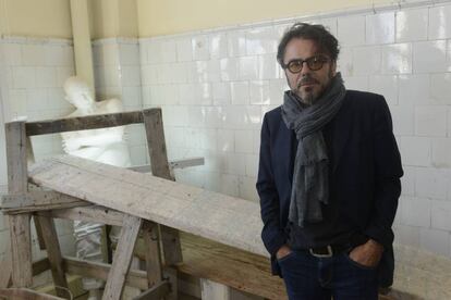 Bernardí Roig posa ante una de sus esculturas en el Centro de Arte Contemporáneo del Muntref.