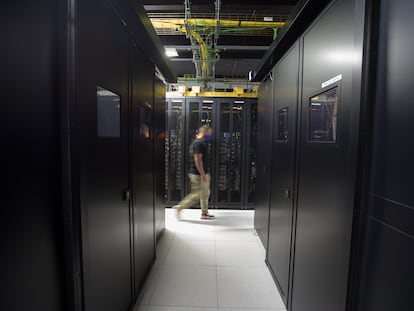 Un operario de Interxion, el lunes en el centro de datos MAD1, donde están alojados los servidores de los proveedores de contenido de internet.