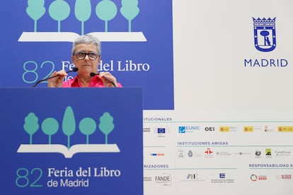 La Feria del Libro de Madrid, que se celebrará del 26 de mayo al 11 de junio, tendrá un total de 385 casetas, que acogen a 424 expositores y que darán cabida a más de 1.000 editoriales (cifra que se alcanza porque, por ejemplo, en las 13 casetas de distribuidores estarán representadas 578 editoriales). Así lo explicó ayer la directora de la feria, Eva Orúe, quien también detalló que la edición de este año ha tenido un coste de un millón y medio de euros. Entre las novedades de esta feria están la ampliación de cuatro a cinco de los espacios de firmas, la creación de una zona de descanso y la instalación de lonas para dar sombra.