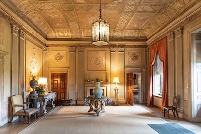 Las escenas de la casa de lady Tilley Arnold en 'Los Bridgerton' están rodadas en Basildon Park, casa diseñada a finales del siglo XVIII por John Carr, uno de los arquitectos que adoptaron el estilo Adam en sus edificios.