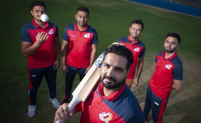 Desde la izquierda, los jugadores de la selección de críquet Hamza Saleem Dar, Yasir Ali, Awais Ahmed, Zulqarnain Haider y Mohamed Asjer.