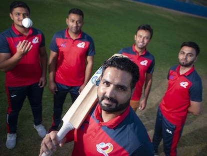 Desde la izquierda, los jugadores de la selección de críquet Hamza Saleem Dar, Yasir Ali, Awais Ahmed, Zulqarnain Haider y Mohamed Asjer.