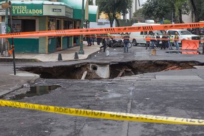 Las lluvias también causaron la apertura de un socavón de 10 metros de diámetro y 8 metros de profundidad en las calles Humbolt y Cristóbal Colón en la zona centro de la Ciudad de México este jueves.