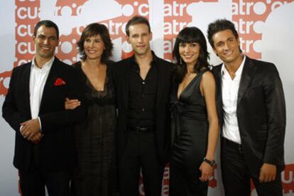 Concha García Campoy, junto a algunos de los colaboradores de su magacín. De izquierda a derecha, Darío Barrio, Gonzalo Miró, Marta Fernández y Aitor Trigos.