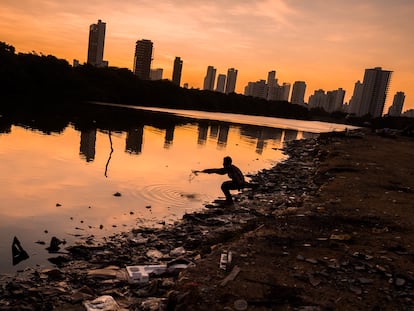 Bahía de Manga, un lujoso barrio de Cartagena, Colombia marcado por la desigualdad social.