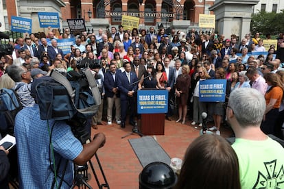 Legisladores demócratas de todo el país en la sede del Parlamento de Massachusetts, el 6 de agosto de 2025.