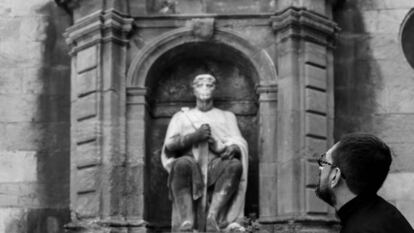 Paco Cao enfrente de la estatua del rey Fruela I.