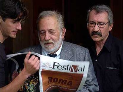 Adolfo Aristarain lee el periódico del Festival de Cine de San Sebastián junto a José Sacristán y Juan Diego Botto.